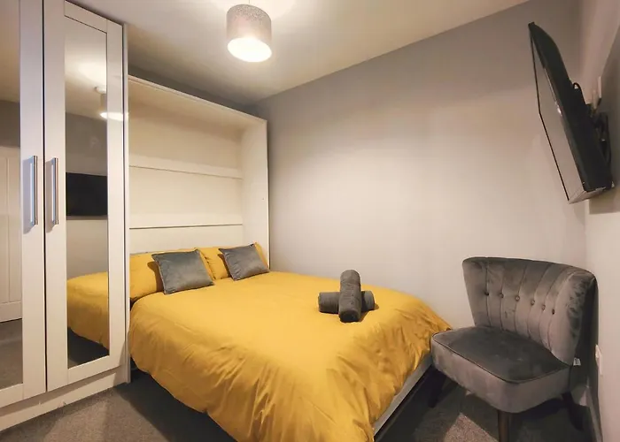 Cosy Holiday Studio In Hazel Grove - Self Catering Apartment 1