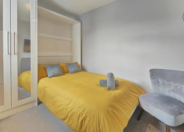 Cosy Holiday Studio In Hazel Grove - Self Catering Apartment 1