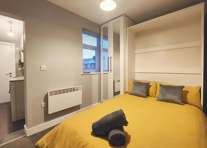Cosy Holiday Studio In Hazel Grove - Self Catering Apartment 1